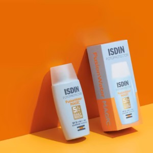 فلوئید ضدآفتاب بدون رنگ ایزدین SPF50 مدل Fusion Water Magic ‌مناسب انواع پوست، حجم 50 میلی‌لیتر